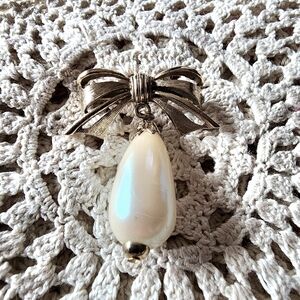 Vintage 1928 Textured Gold-Tone Bow Brooch With Dangling Teardrop Pearl
